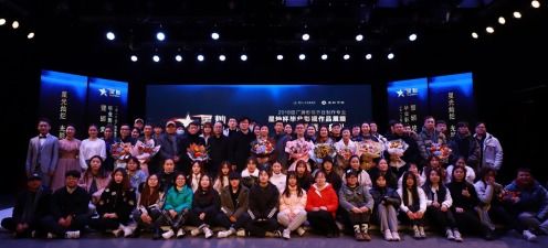 长江图 导演杨超来郑州工程技术学院讲座并参加 好玩儿 栏目专访